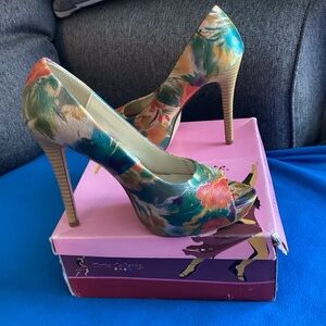 Torta Caliente Floral Print Heels Size 81/2 M Preowned